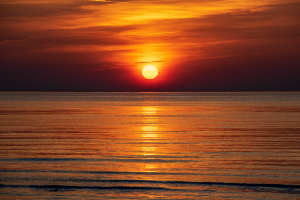 orabge-colored-sunset-over-calm-sea-beach-water-fi-2026-01-09-13-54-01-utc